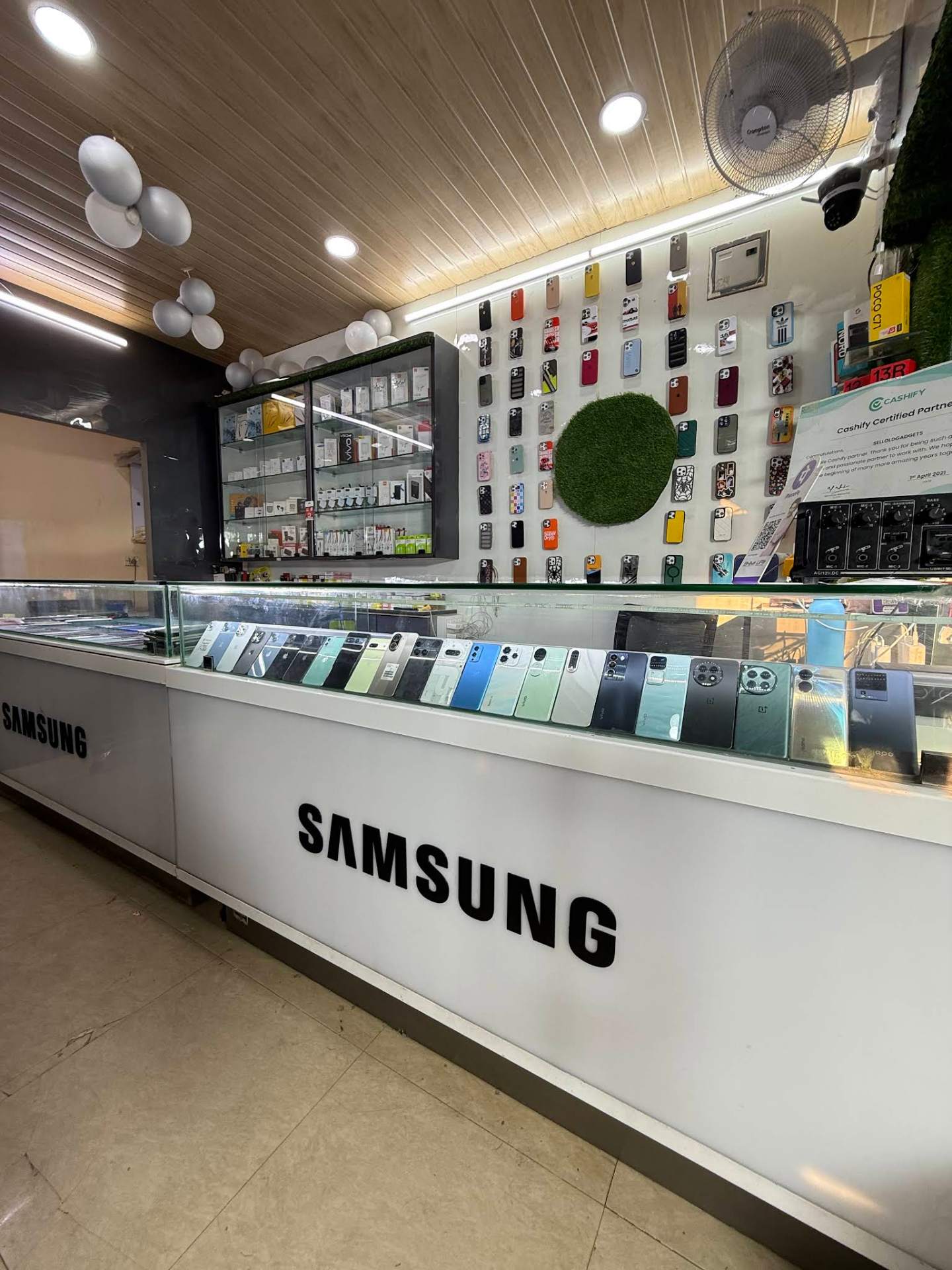 USED MOBILES store interior with Samsung counter and accessory display